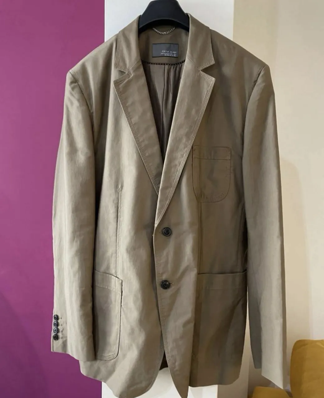 Blazer de hombre color marrón claro, con dos bolsillos frontales y un bolsillo en el pecho. Cierre con dos botones y detalles en las mangas. Ideal para un look casual o semi-formal.
