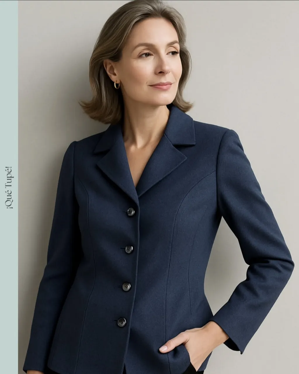 Elegante blazer de mujer en color azul marino. Diseño entallado con botones y detalles de costura. Ideal para un look formal o de trabajo.