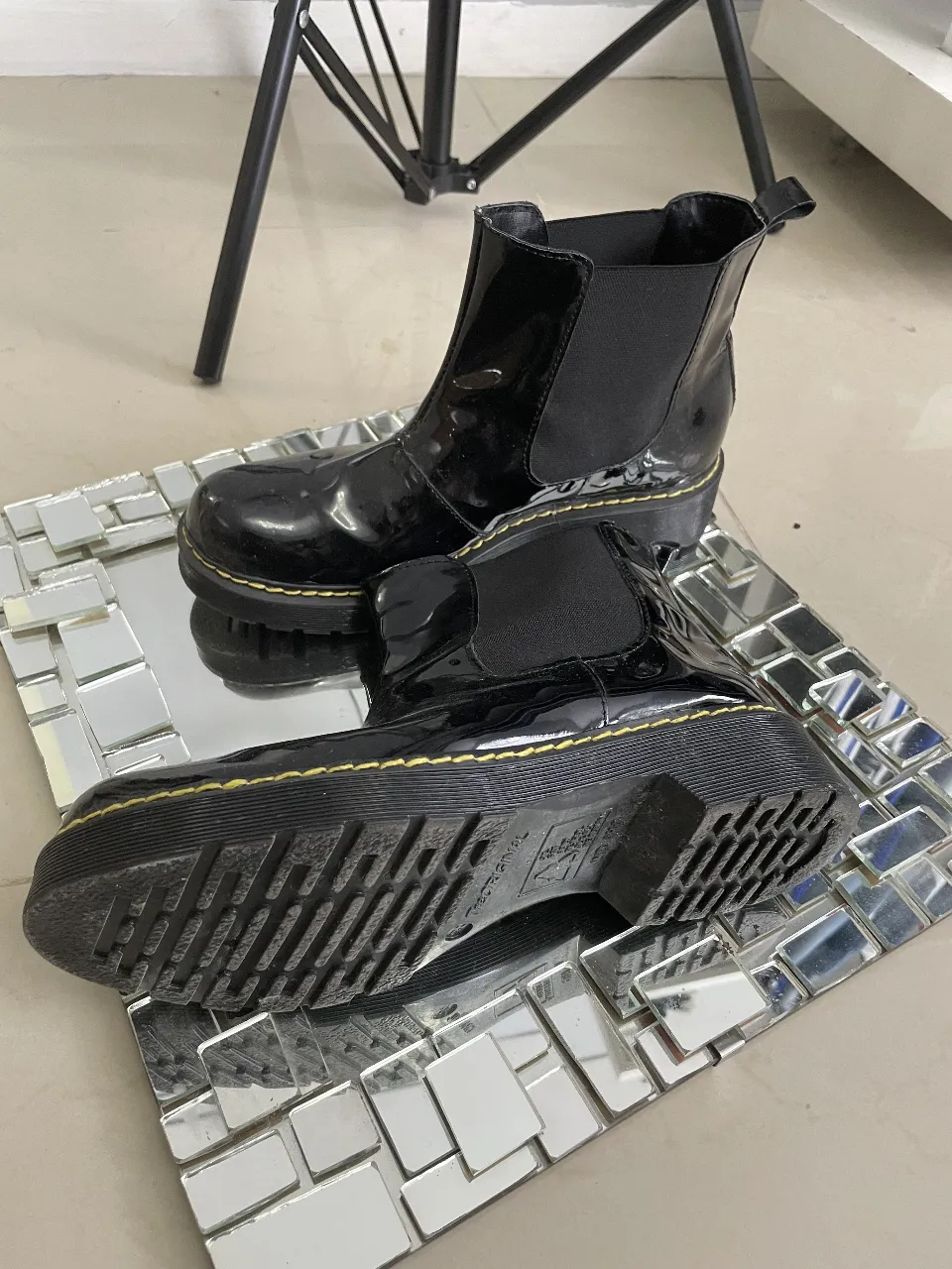 Botas de lluvia charoladas negras, ideales para el invierno. Talle 37.