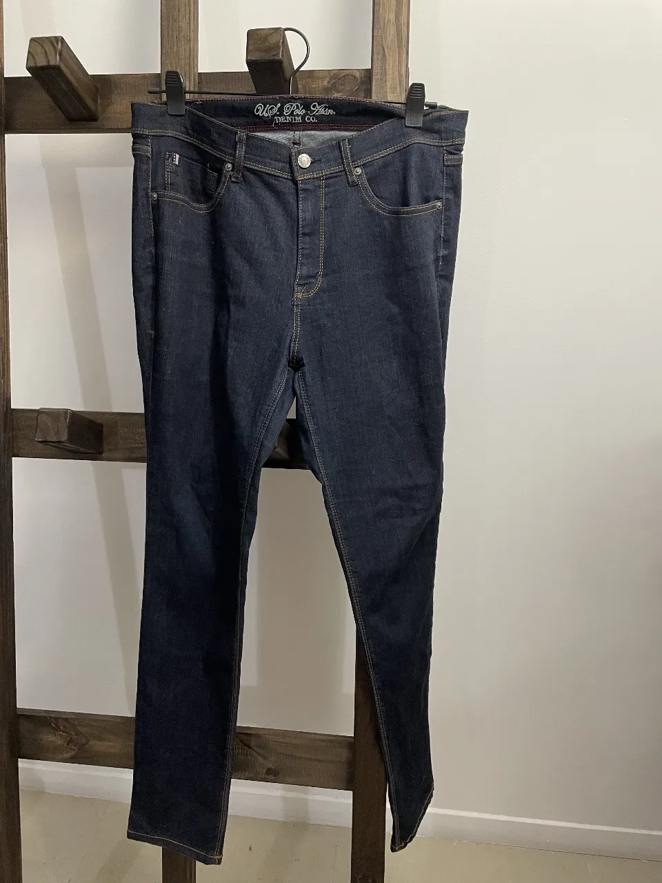 Jeans rectos de mujer, color azul oscuro, de la marca U.S. Polo Assn. Denim Co. Confeccionados en jean de alta calidad, ideales para un look casual y versátil.