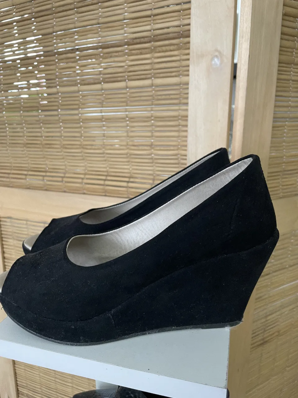 Elegantes zapatos de taco cuña negros, ideales para una salida o evento especial. Diseño moderno y cómodo.