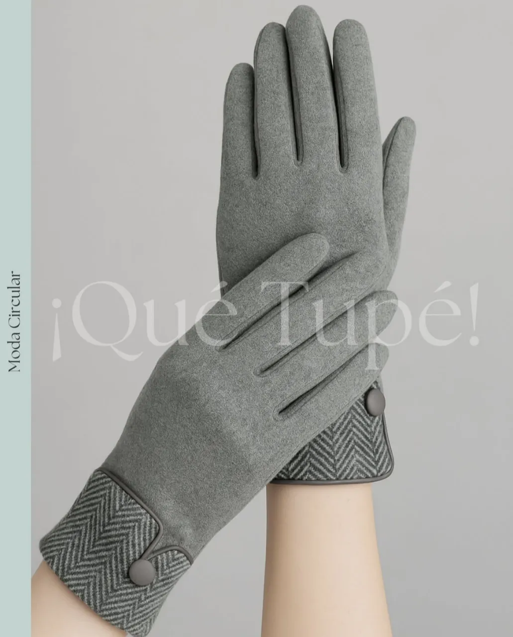 Guantes grises de lana con detalles en tela de espiga en los puños y botones decorativos. Ideales para el invierno, combinan estilo y abrigo.