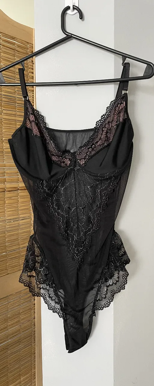 Body de encaje negro con detalles en rosa. Ideal para una noche especial.