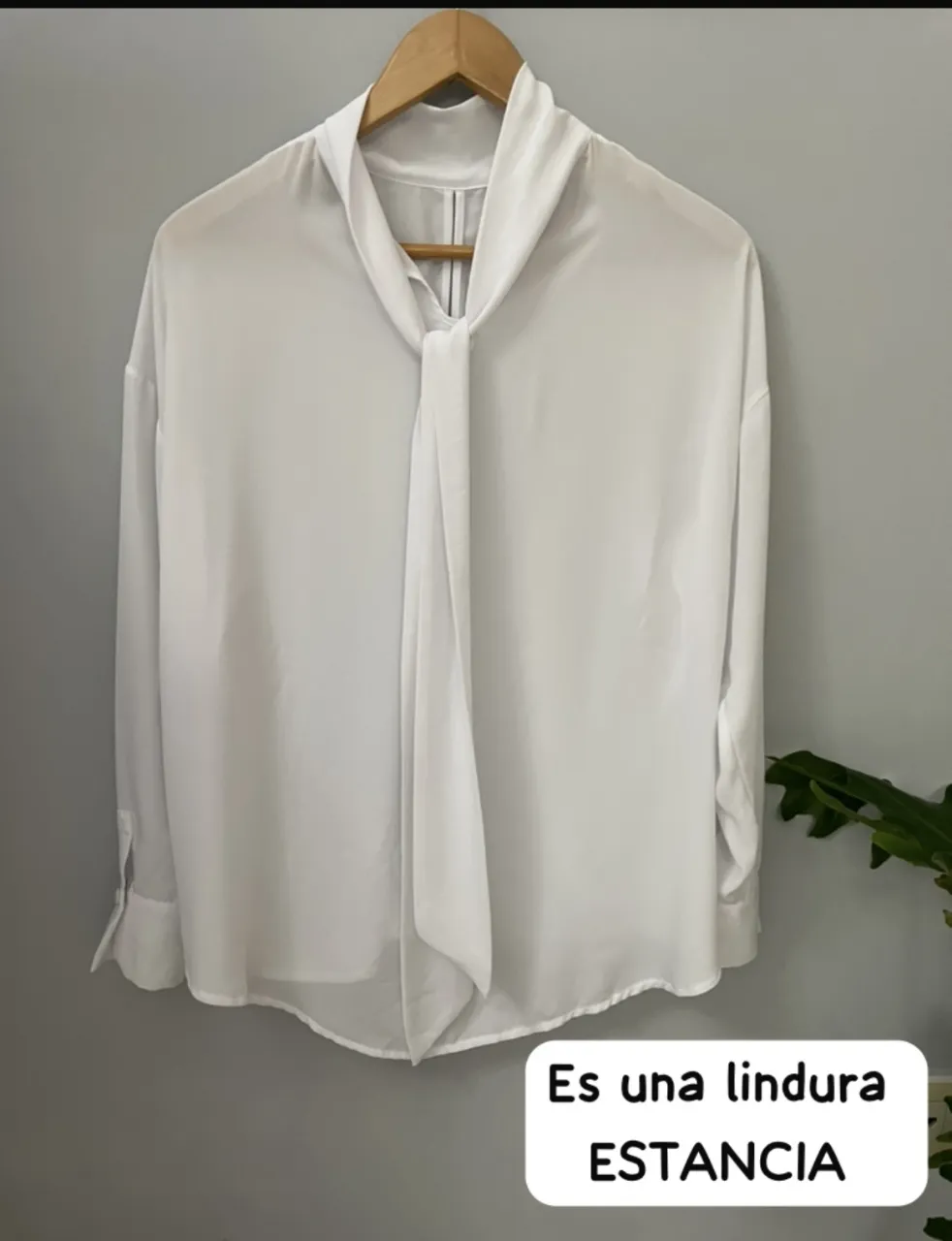Blusa blanca con detalle de lazo en el cuello, ideal para un look elegante y sofisticado. Perfecta para combinar con un blazer y pantalones sastreros para un outfit de trabajo o una salida.