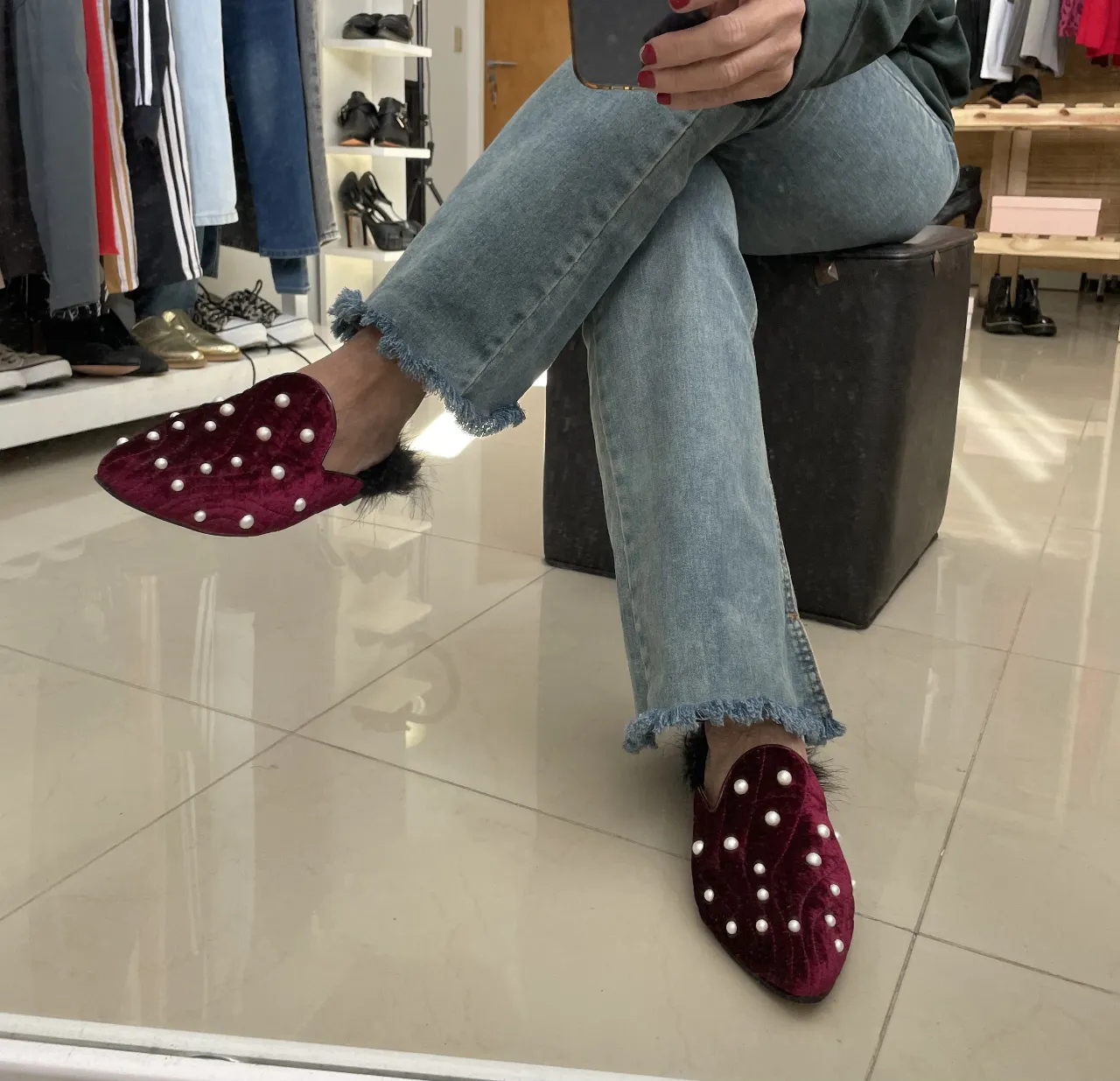 Zuecos de terciopelo bordó con perlas blancas y detalle de plumas negras en el talón. Un calzado elegante y sofisticado para complementar tus looks de fiesta o salida.