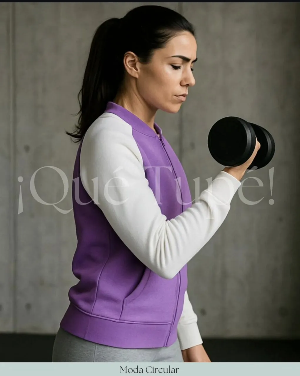 Buzo deportivo con cierre para mujer, de color violeta con mangas blancas. Con logo de la marca bordado en el pecho. Ideal para actividades físicas o uso casual.