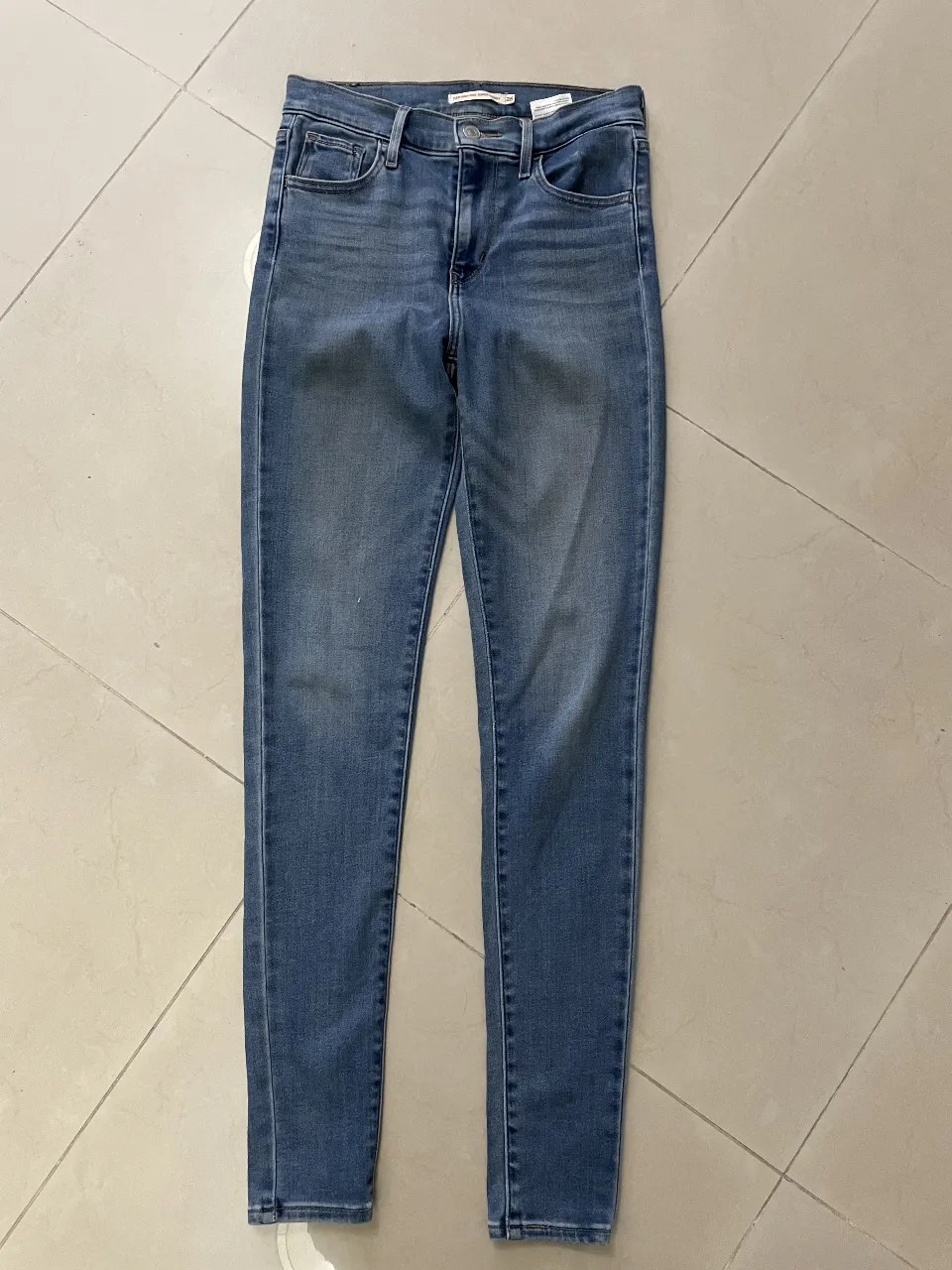 Jeans Levi's 720 High Rise Super Skinny, talle 26. Tiro alto, chupín. Color azul clásico, ideal para cualquier ocasión.