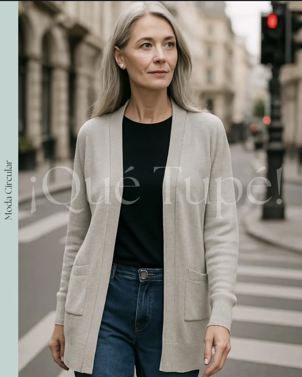 Cardigan largo de mujer, color gris claro, con bolsillos delanteros y detalle de brillos en la espalda. Ideal para un look casual y cómodo.