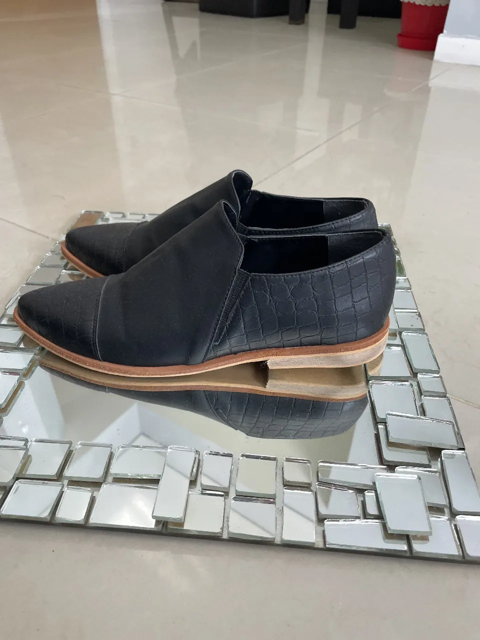 Zapatos de vestir negros con diseño de cuero de cocodrilo en la puntera. Ideales para un look elegante y sofisticado.