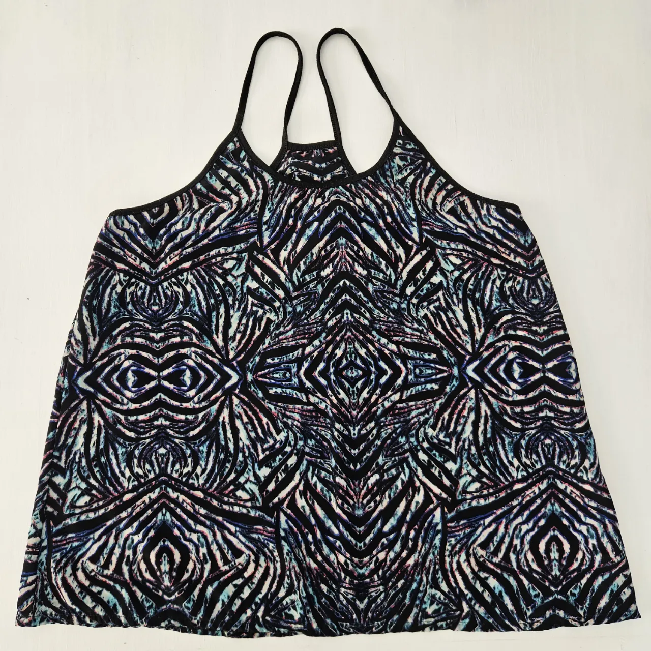 Musculosa estampada con diseño animal print en blanco, negro, azul y rosa. Ideal para un look casual y canchero.
talle único amplio.