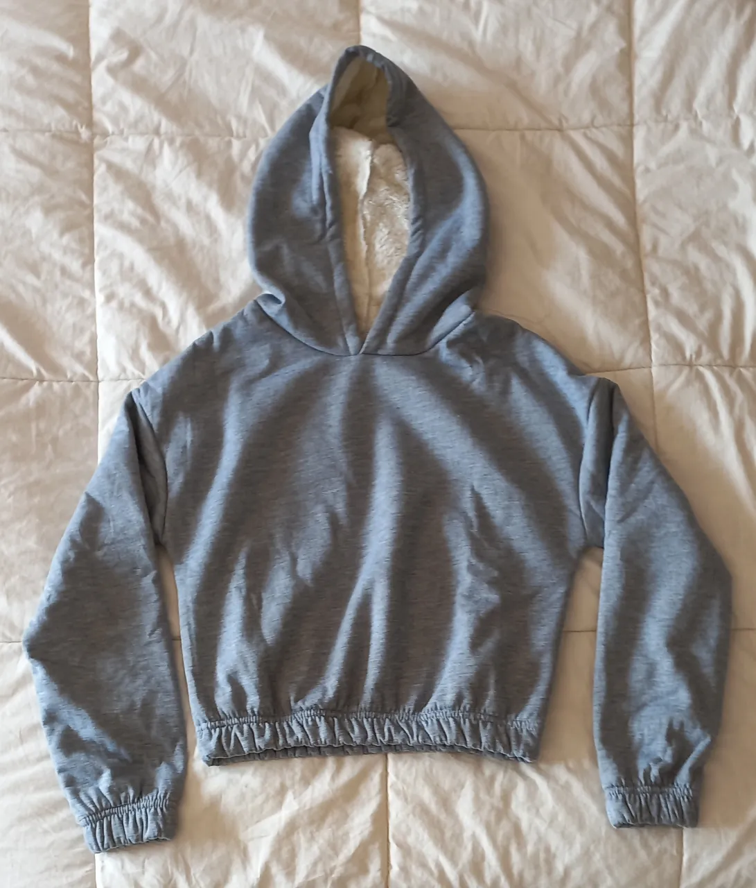 Súper cómodo buzo crop gris con interior de peluche. Ideal para los días fríos, te va a mantener calentita y con mucho estilo. Perfecto para un look casual y relajado.

talle único, equivalente a un S