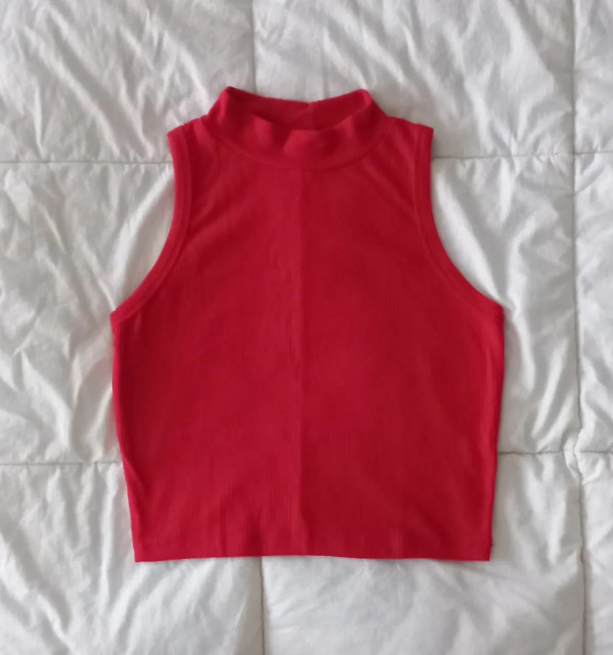 Top rojo escote polera sin mangas. Ideal para un look casual y canchero.