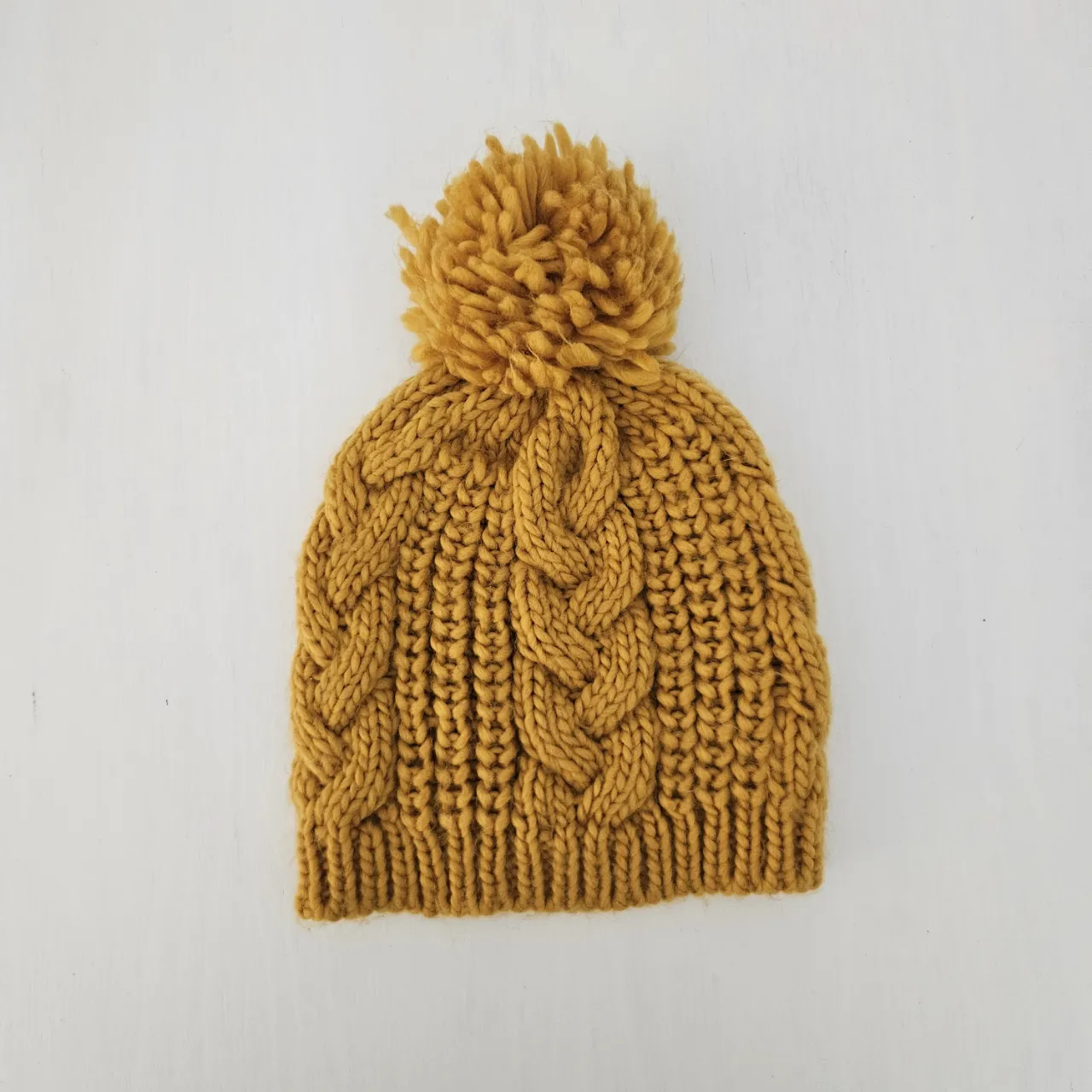 Gorrito de lana tejido a mano con trenzas y pompón. Ideal para abrigarte en los días fríos con mucho estilo.
comprado en todo moda chile
