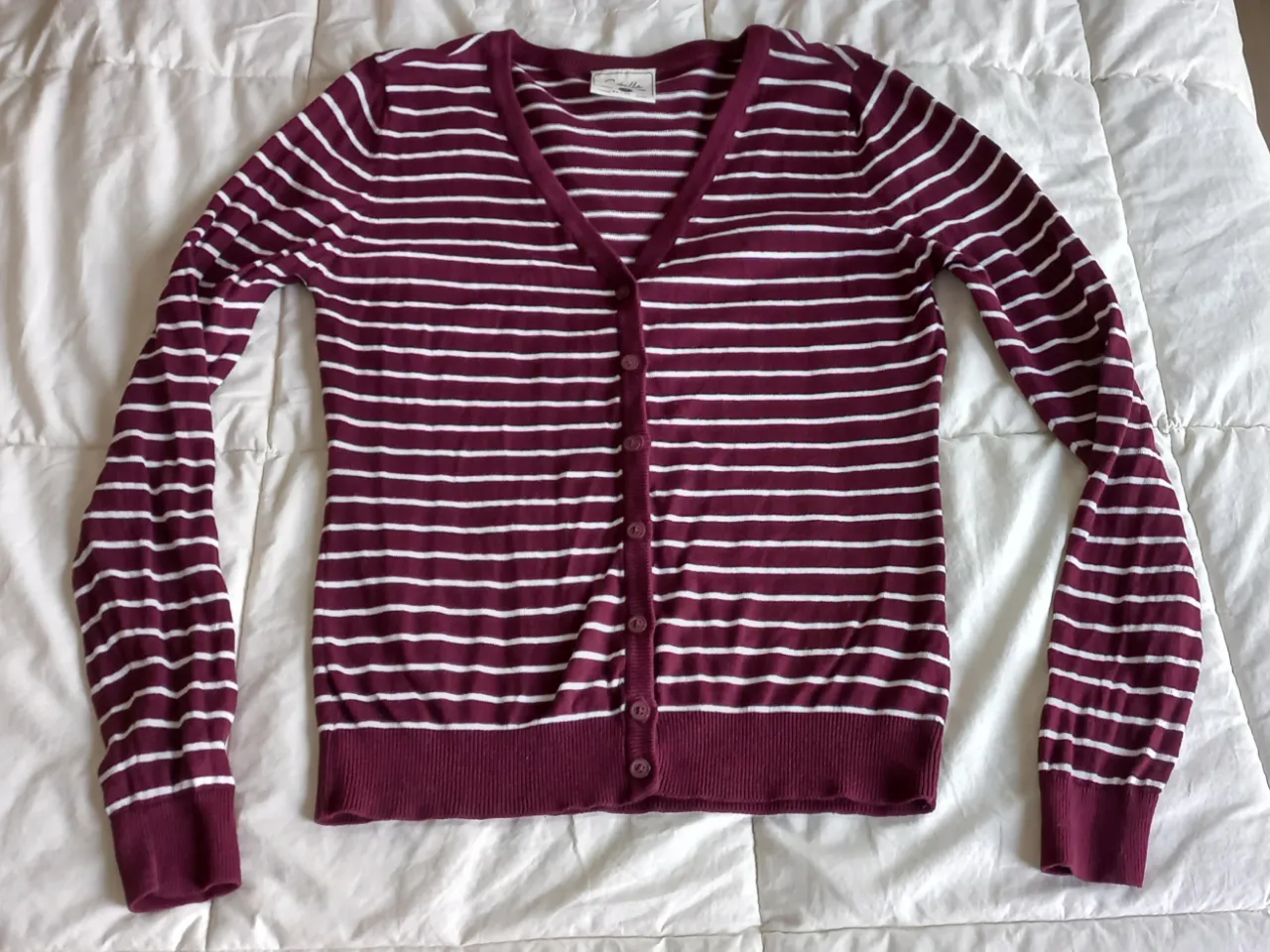 Cardigan a rayas, súper canchero y versátil. Ideal para completar cualquier look.