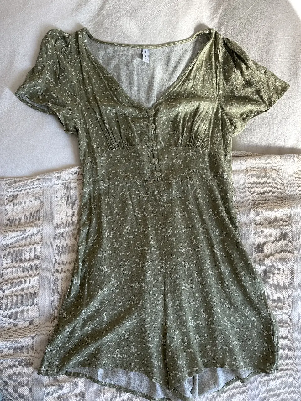 Vestido mini verde con estampado floral. Ideal para un look fresco y casual. marca BlueSteel