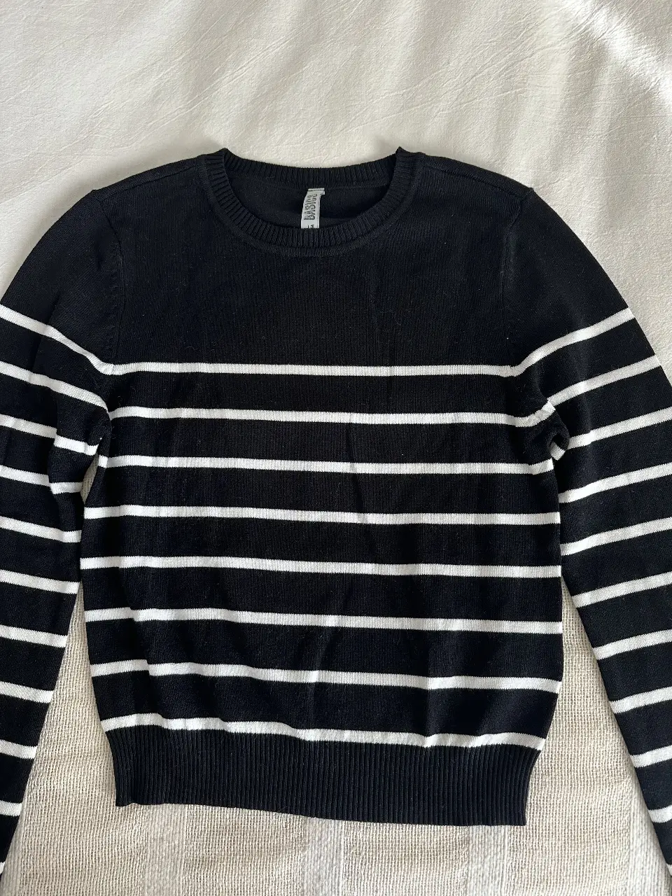 Sweater a rayas horizontales en blanco y negro, ideal para un look casual y moderno. Perfecto para combinar con jeans o pantalones de vestir. Marca BlueSteel