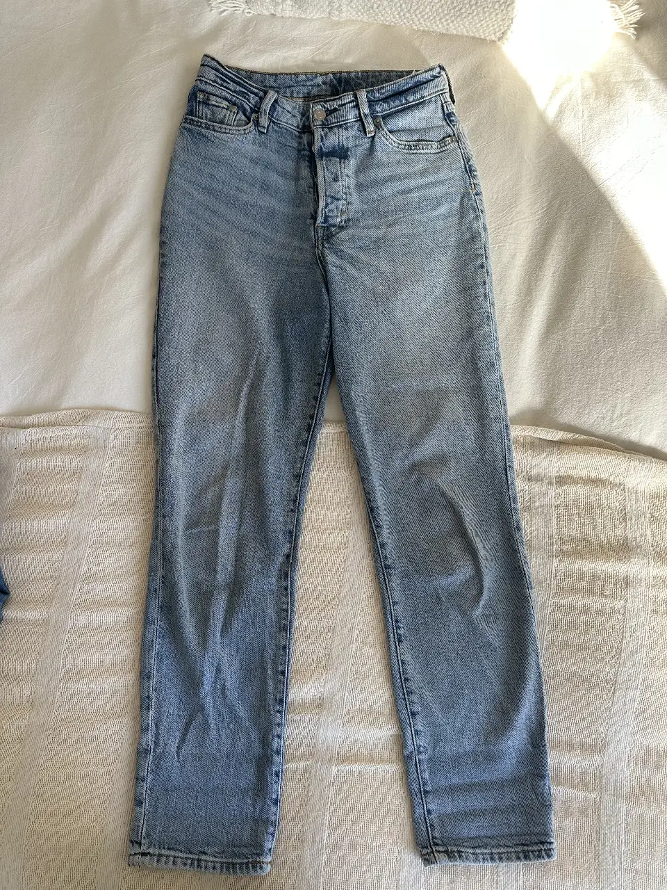 Jeans rectos de mujer, tiro alto, color azul claro. Un clásico atemporal para cualquier ocasión.
