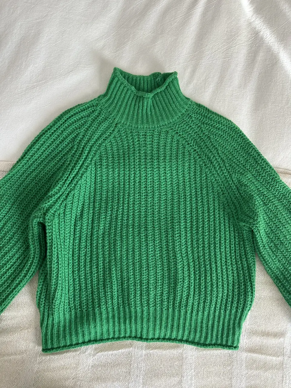 Sweater de cuello alto de color verde, tejido grueso y con mangas largas. Ideal para un look casual y abrigado. marca Jon&ana