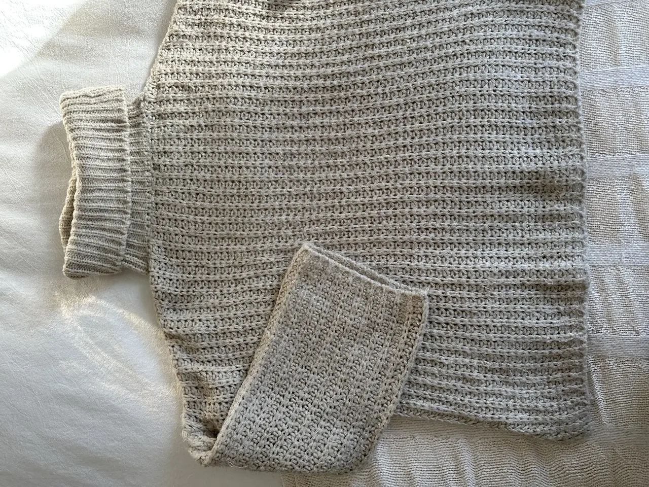 Sweater de cuello alto tejido en punto grueso, ideal para un look casual y abrigado. Perfecto para el invierno.