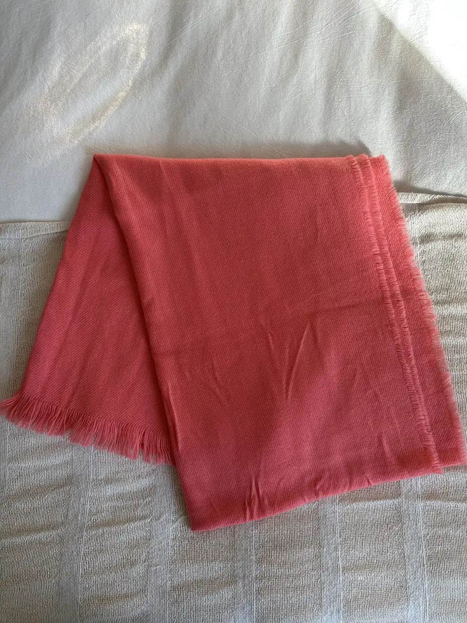 Bufanda de color rosa coral, ideal para complementar cualquier look. Con flecos en los extremos, esta bufanda es perfecta para abrigarte con estilo.