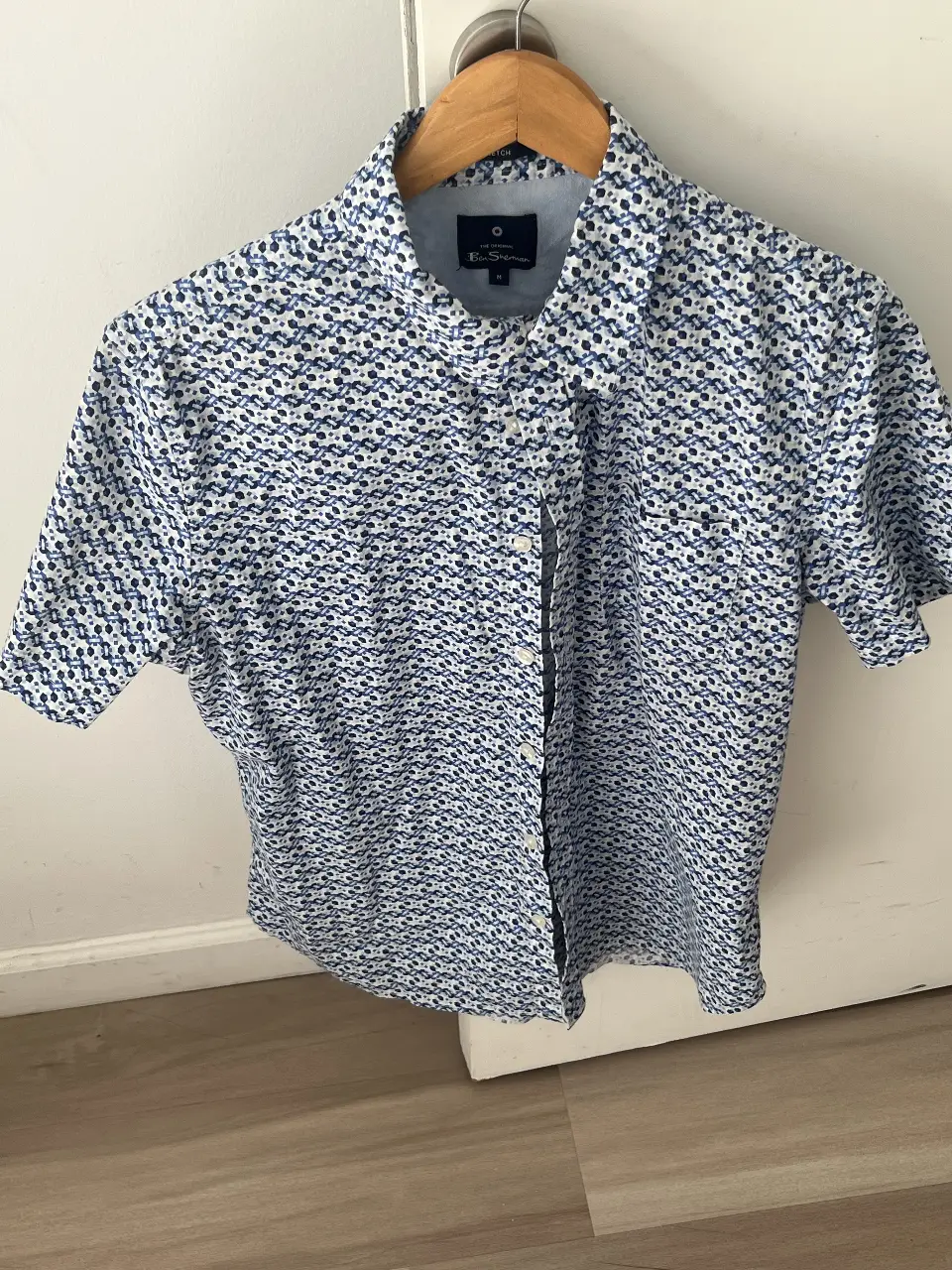 Camisa de hombre con estampado de diseño en tonos azules y blancos. Ideal para un look casual y fresco.