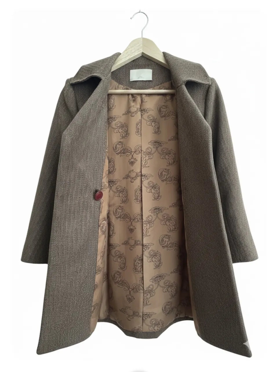 Tapado / Abrigo largo Marca Ayres
Con cinturón y capucha desmontable. 
Diseño clásico con doble hilera de botones y forro estampado en todo su interior. 
Incluye botones de recambio guardados en una bolsita interior.
Look invierno y media estación.

