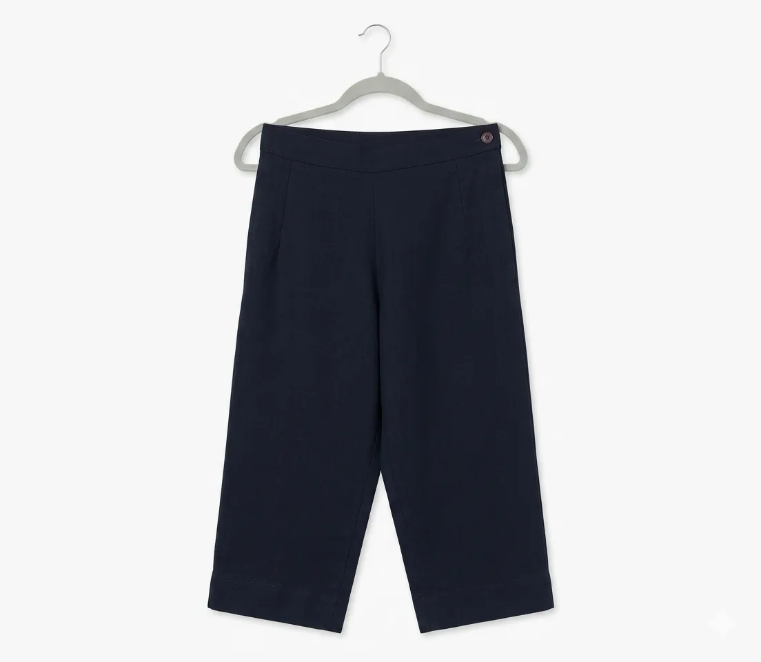 Pantalón sastrero capri color negro, tiro alto, de largo midi, con un botón color borravino y cierre cremallera lateral. Tiene dos pinzas frente y posterior. Ruedo con tajos laterales. Diseño clásico y versátil, ideal para un look elegante o casual.
Talle 3
Largo 65cm
Cintura 31cm
Cadera 45cm
