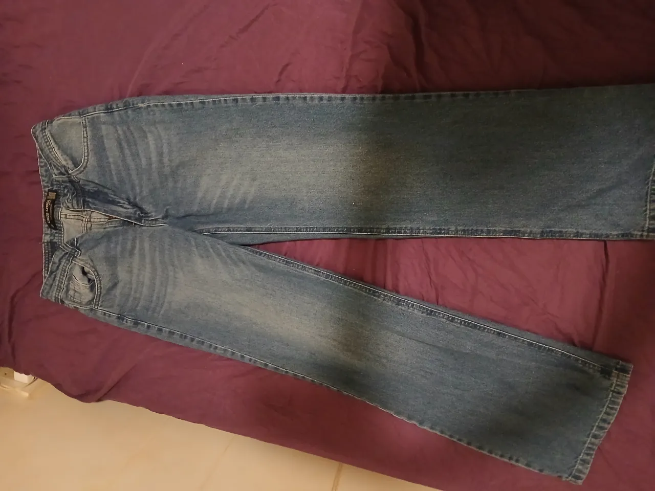 Jeans de corte recto, color azul. 