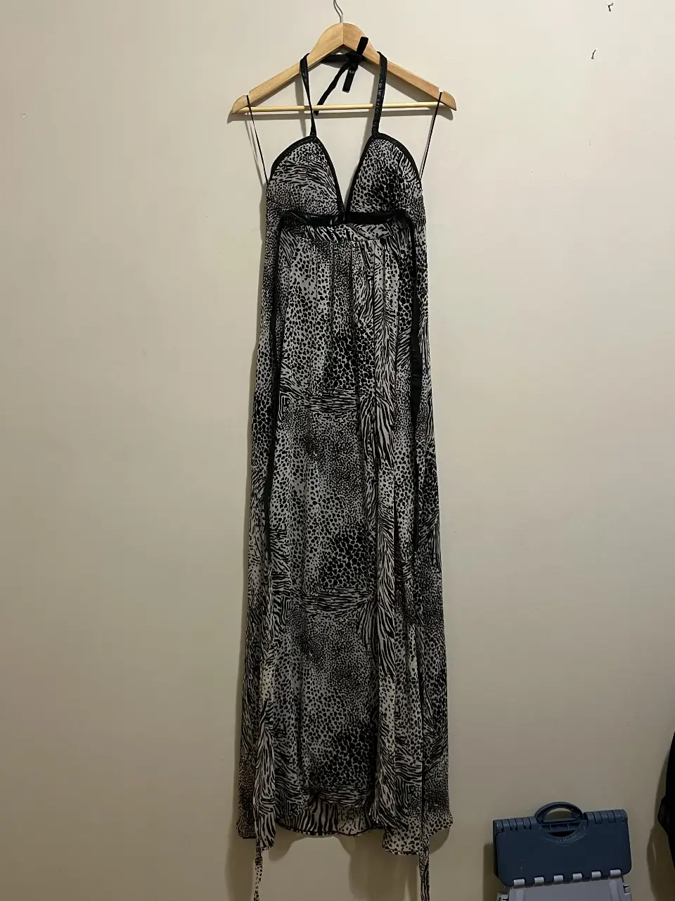 Vestido largo de mujer con estampado animal print. Diseño halter con escote en V y espalda descubierta. Ideal para eventos de verano o fiestas.