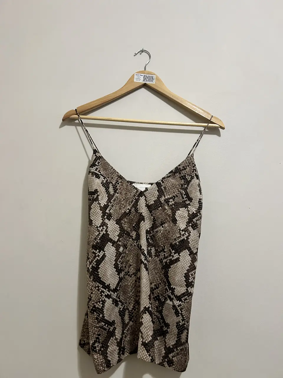 Top de mujer con estampado de serpiente. Ideal para un look moderno y audaz. Perfecto para combinar con jeans o faldas.