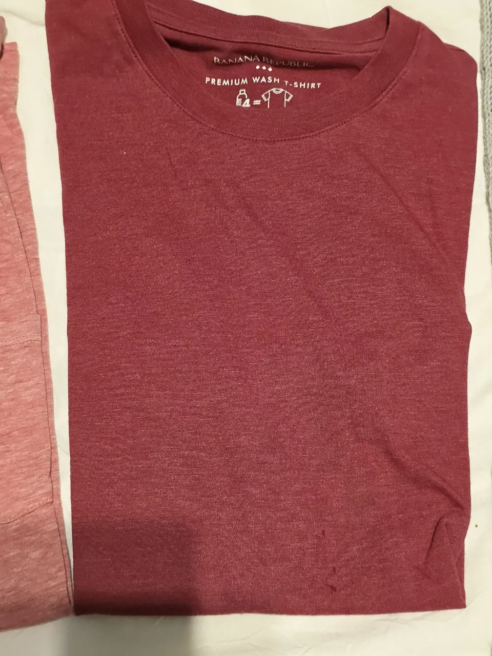 Remera de hombre, manga corta, color rojo, de la marca Banana Republic. Ideal para un look casual y cómodo.