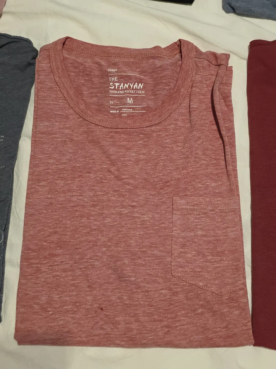 Remera de hombre, color rojo, con bolsillo en el pecho. Marca Gap, modelo The Stanyan Triblend Pocket Crew. Talle M.
