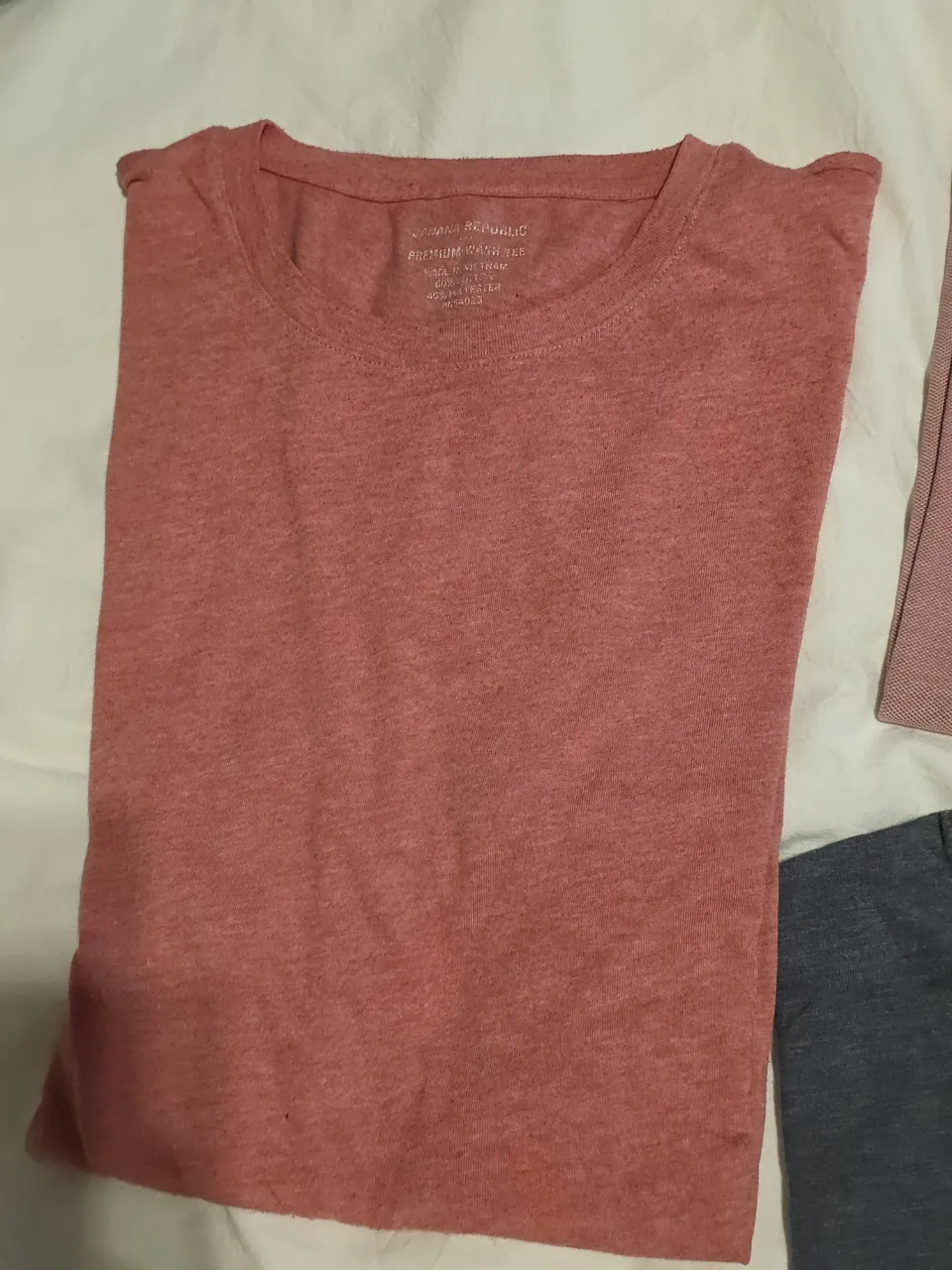 Remera manga corta de hombre, color coral, de la marca Banana Republic. Ideal para un look casual y cómodo.