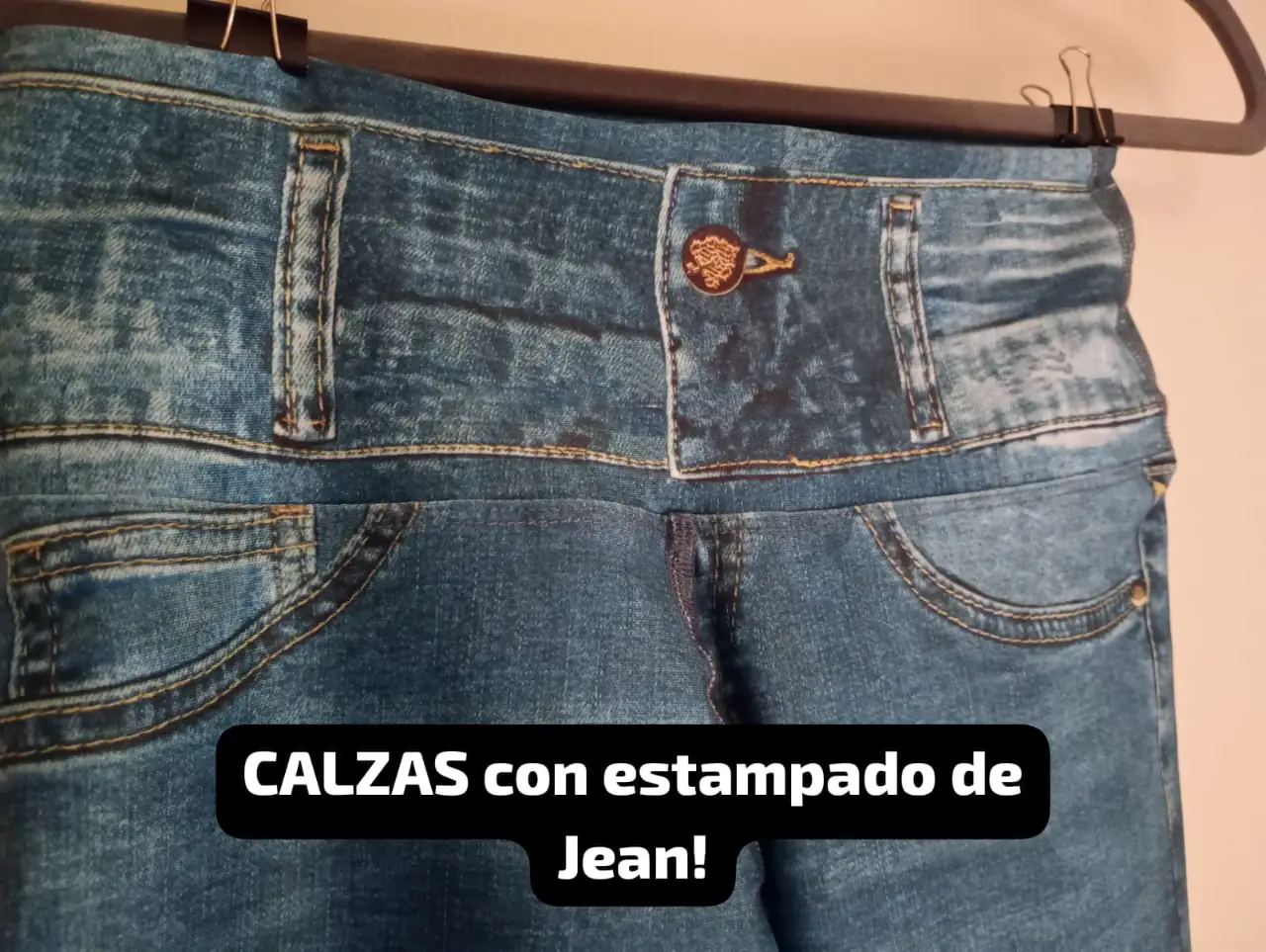CALZAS de estampado de jean, con diseño de alas en la parte inferior de la pierna izquierda. Los Botones y Bolsillos son estampados, no reales. Marca Body Sculpt. Divina! sin usar porque me fue chico el talle.
