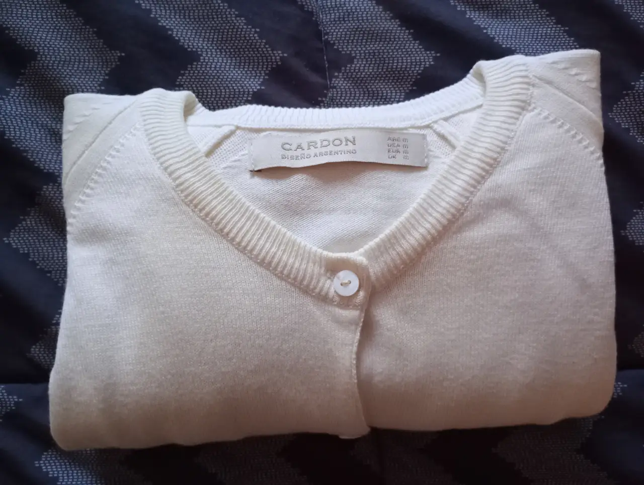 Cardigan de mujer color crema, de la marca Cardon. Cuello redondo, con botones y mangas largas. Ideal para un look casual y elegante. Un solo uso, está en excelente estado!