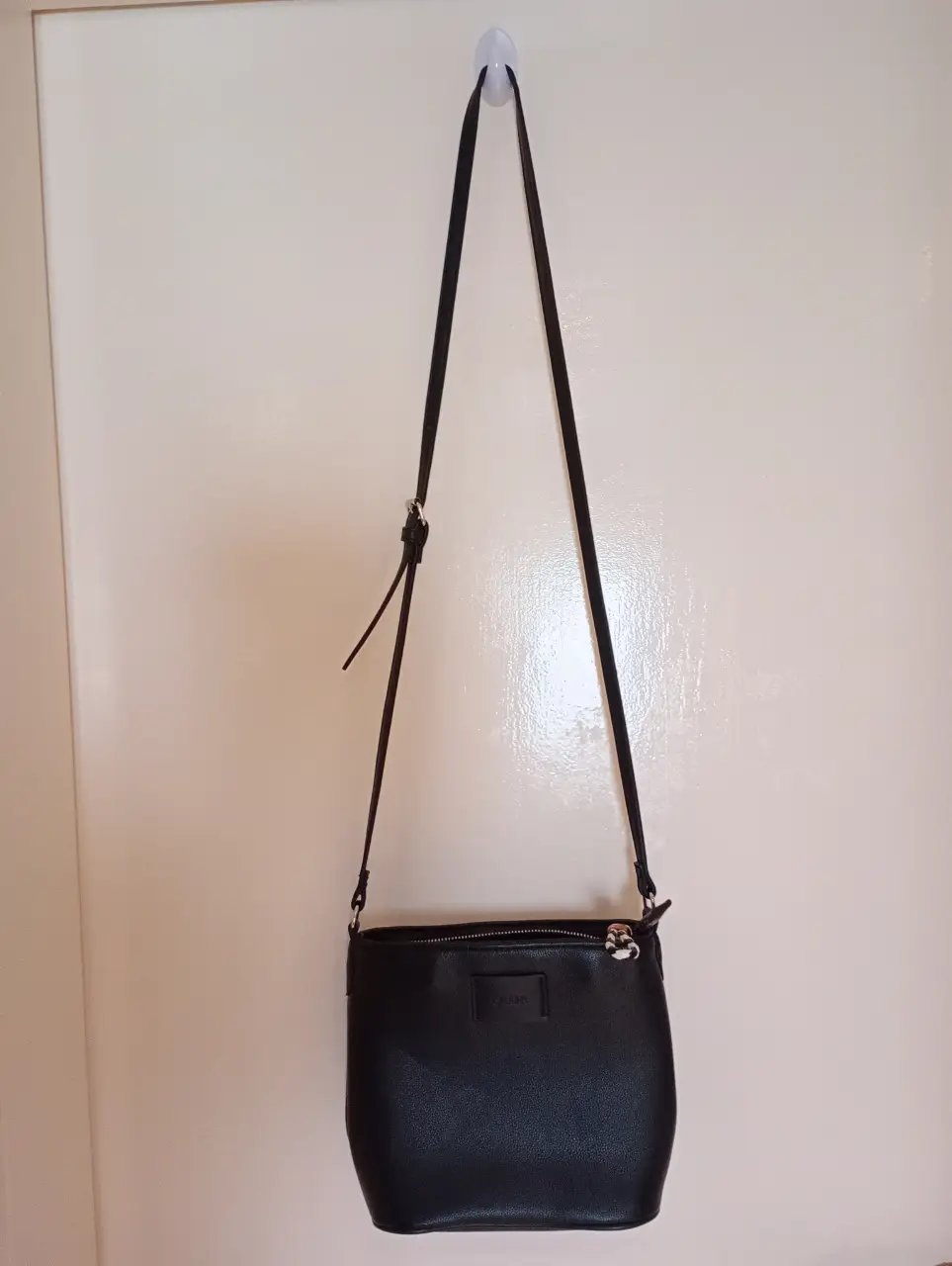 Bandolera negra de cuero sintético, marca Isadora, con cierre y bolsillo exterior trasero. Adentro tiene dos bolsillos (uno de ellos con cierre). Súper canchera! Medidas: 23 cm ancho x 19 cm alto aprox. Le corté la etiqueta, pero nunca la usé.