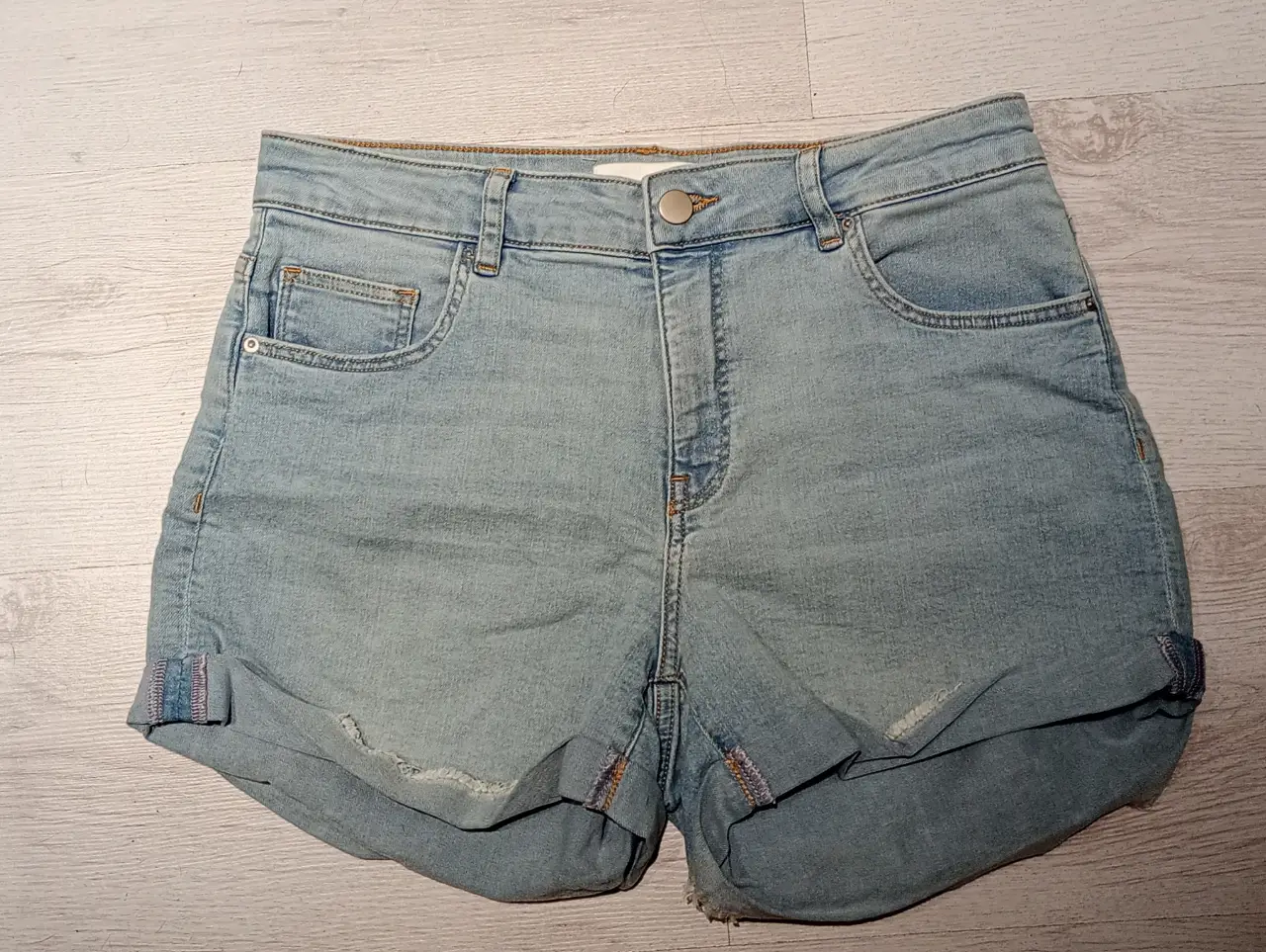 Short de jean de mujer, tiro medio, con dobladillo en los bajos. Marca H&M, talle 6 US / 38 Europa.