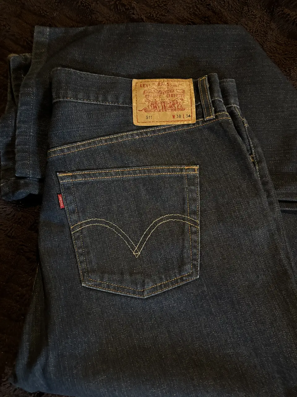 Jeans Levi's 511 de hombre, corte recto, color azul oscuro. Talle W38 L34. Clásico y versátil, ideal para cualquier ocasión.