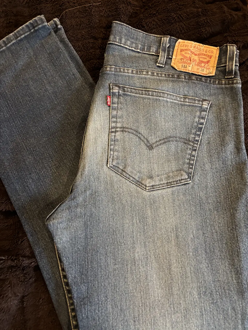 Jeans rectos de hombre, color azul, marca Levi's 511, talle 38x34. Clásico y versátil, ideal para cualquier ocasión.