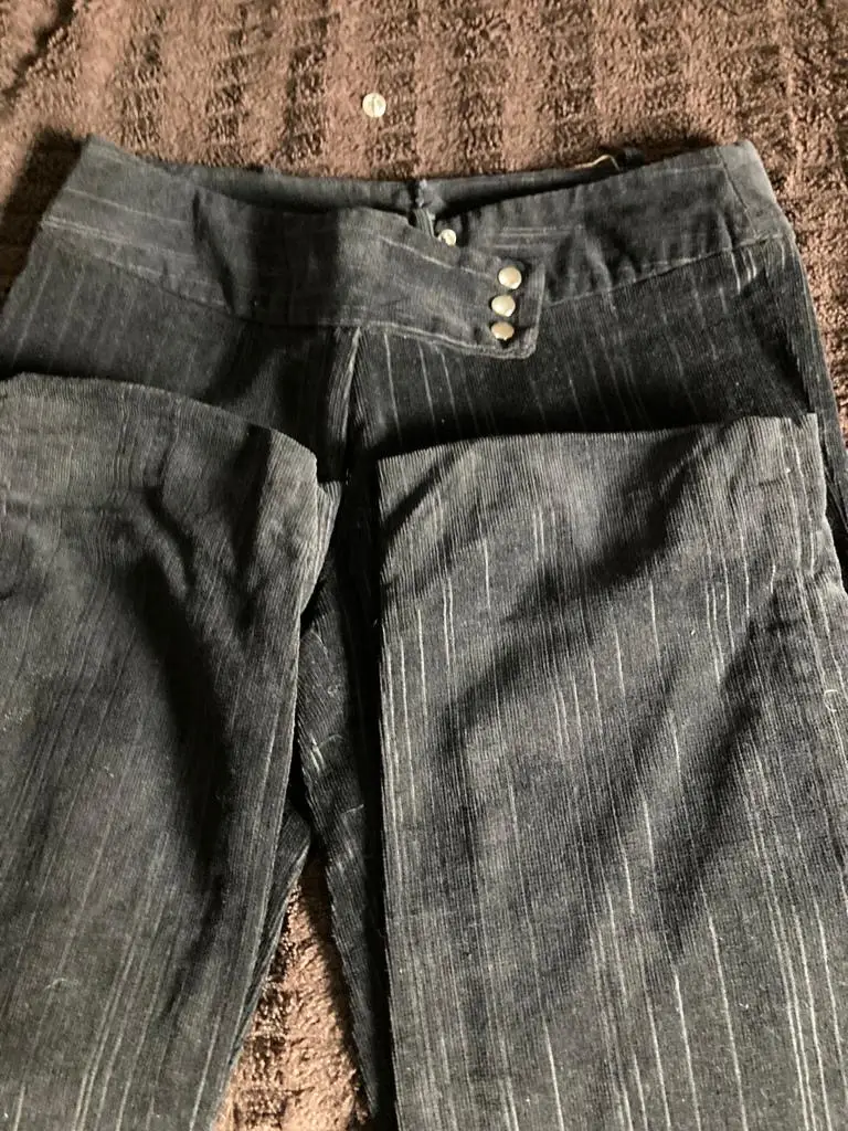 Pantalón sastrero de corderoy negro con detalles de botones plateados. Talle 44.