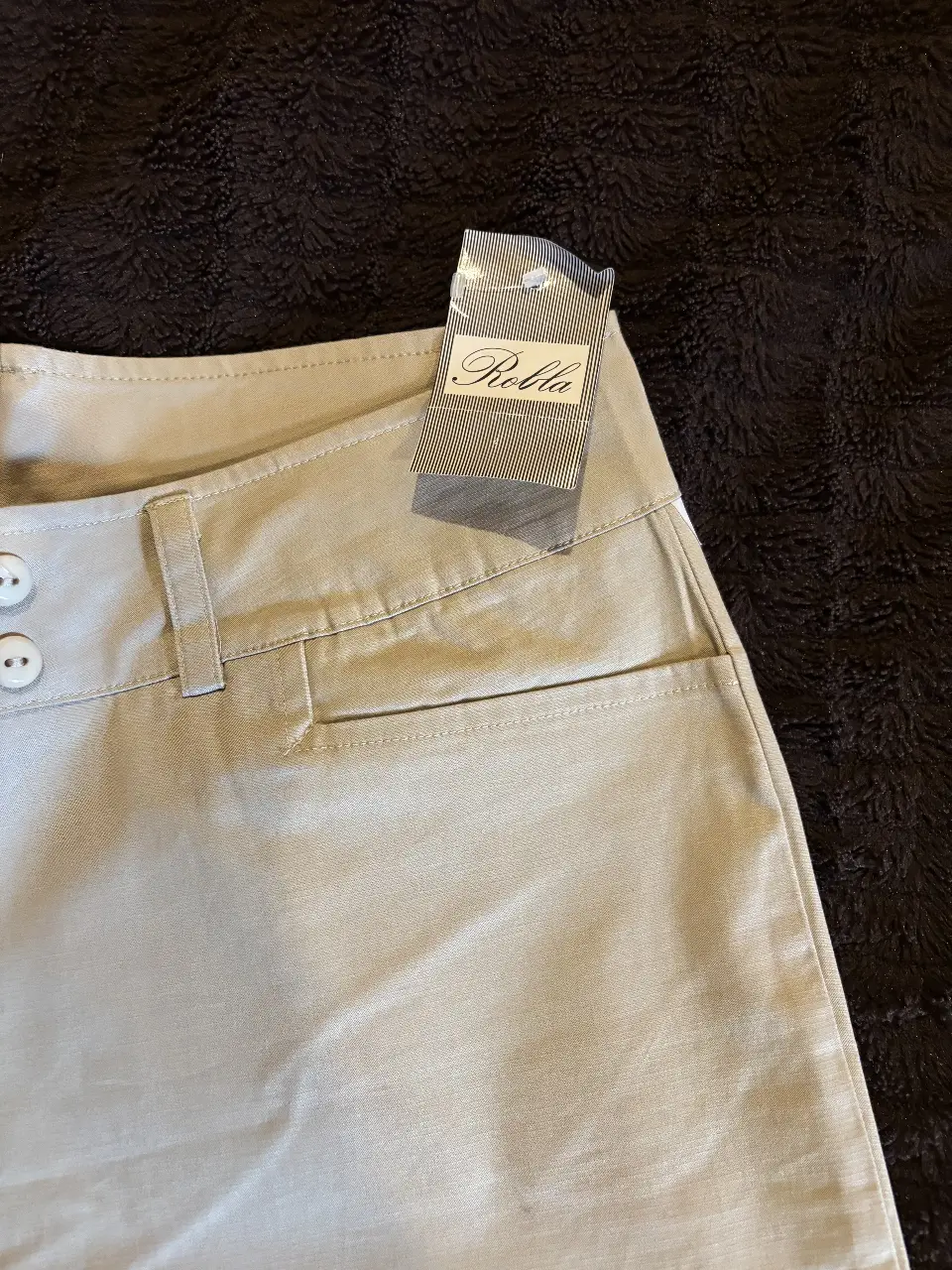 Pantalón sastrero color crudo de la marca Rolla, talle 4. Ideal para un look elegante y versátil.
