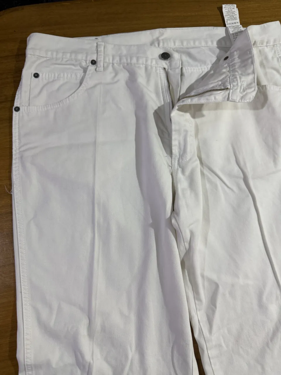 Pantalón blanco de gabardina con cierre y botón.