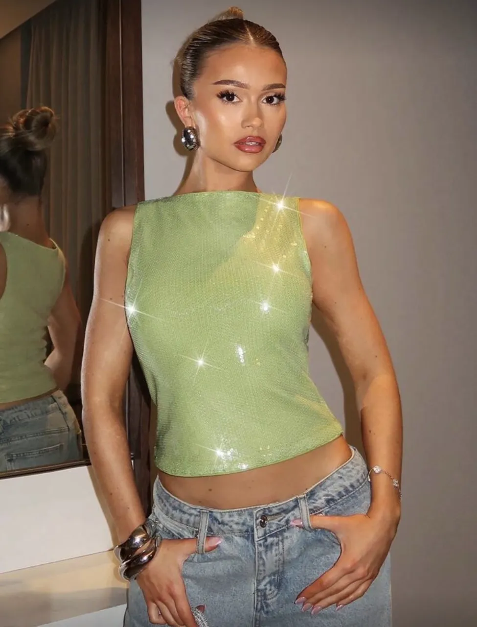 Top de lentejuelas verde brillante, perfecto para destacar en cualquier salida nocturna o evento especial. Su diseño moderno y llamativo lo convierte en una pieza clave para un look canchero y a la moda.