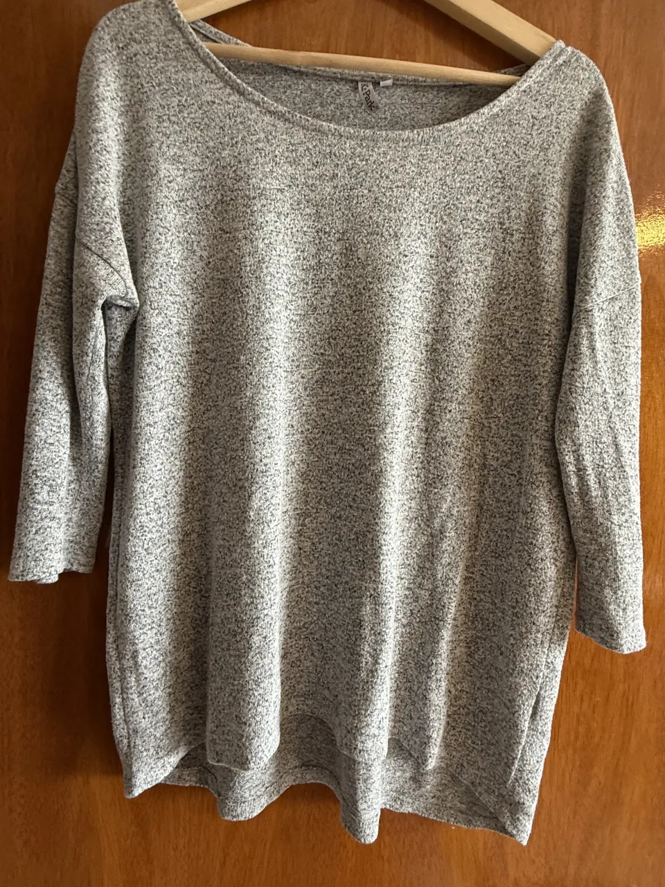 Remera gris jaspeada de mangas 3/4 y cuello redondo.