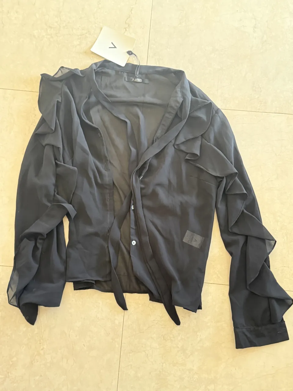 Blusa de seda con volados en mangas y cuello. Posee botones al frente y lazo en el cuello. El precio es por ambas pero se pueden vender por separado