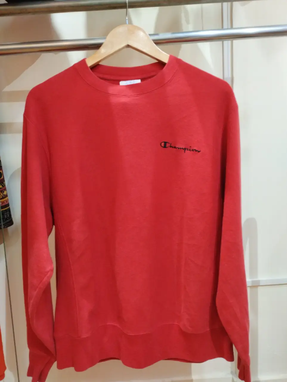 Buzo Champion crewneck, logo bordado en negro. Talle M