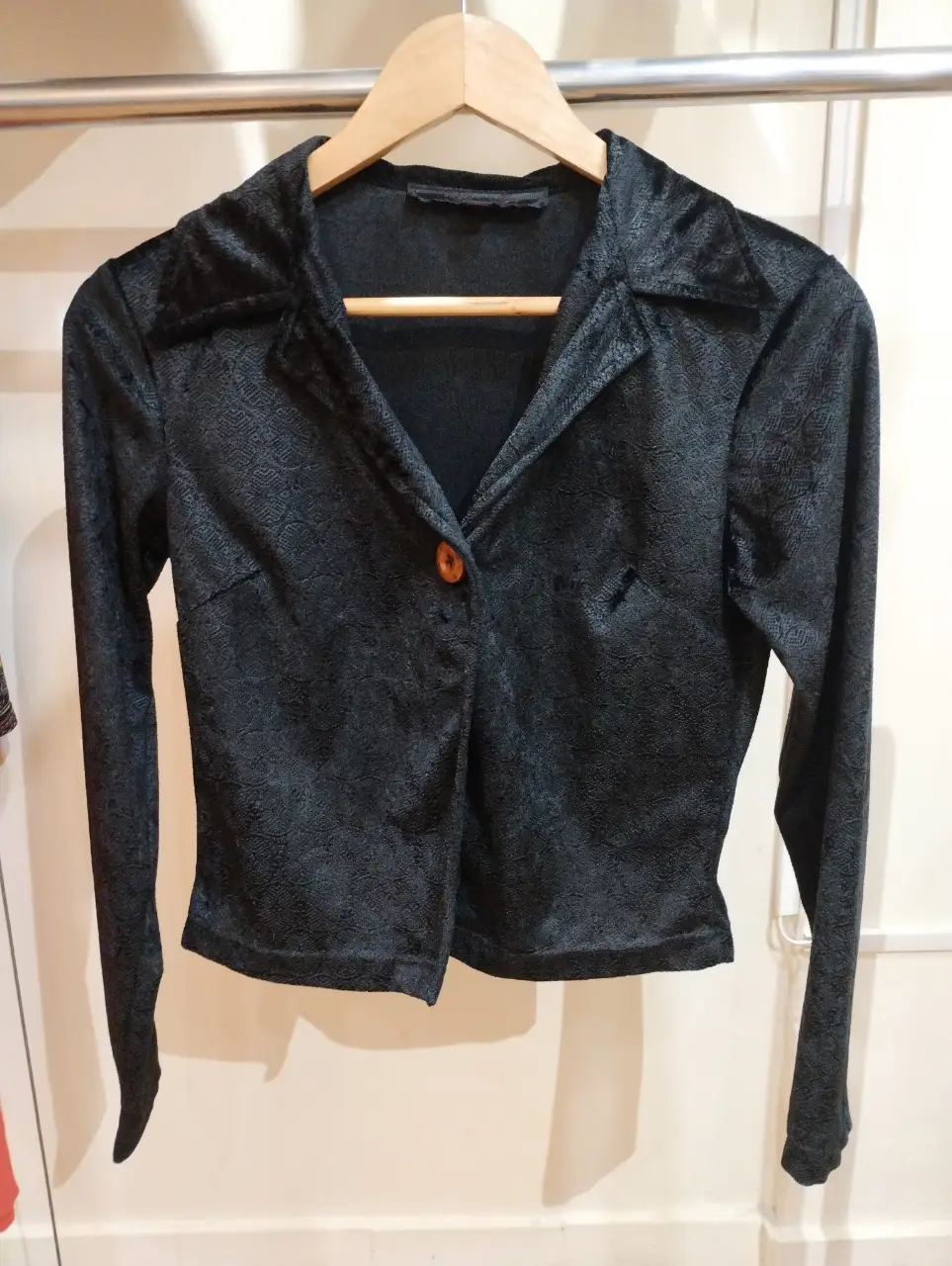 Cardigan negro con diseño en relieve. Corte entallado, con un botón y cuello solapa. Maria Vazquez vintage Circa 1990. 