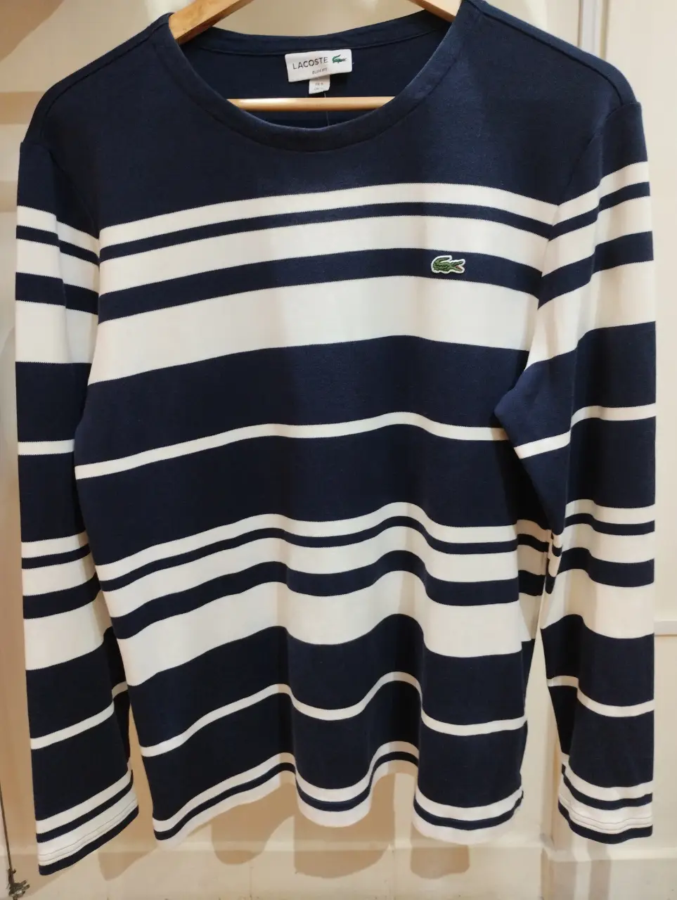 Remera manga larga Lacoste a rayas azul marino y blanco, con el logo de la marca bordado en el pecho. Corte slim fit.
