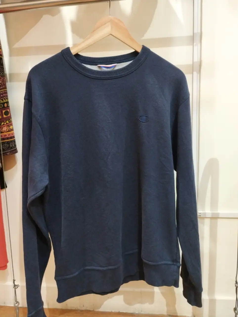 Buzo crewnek Champion azul marino, logo bordado en el pecho. 