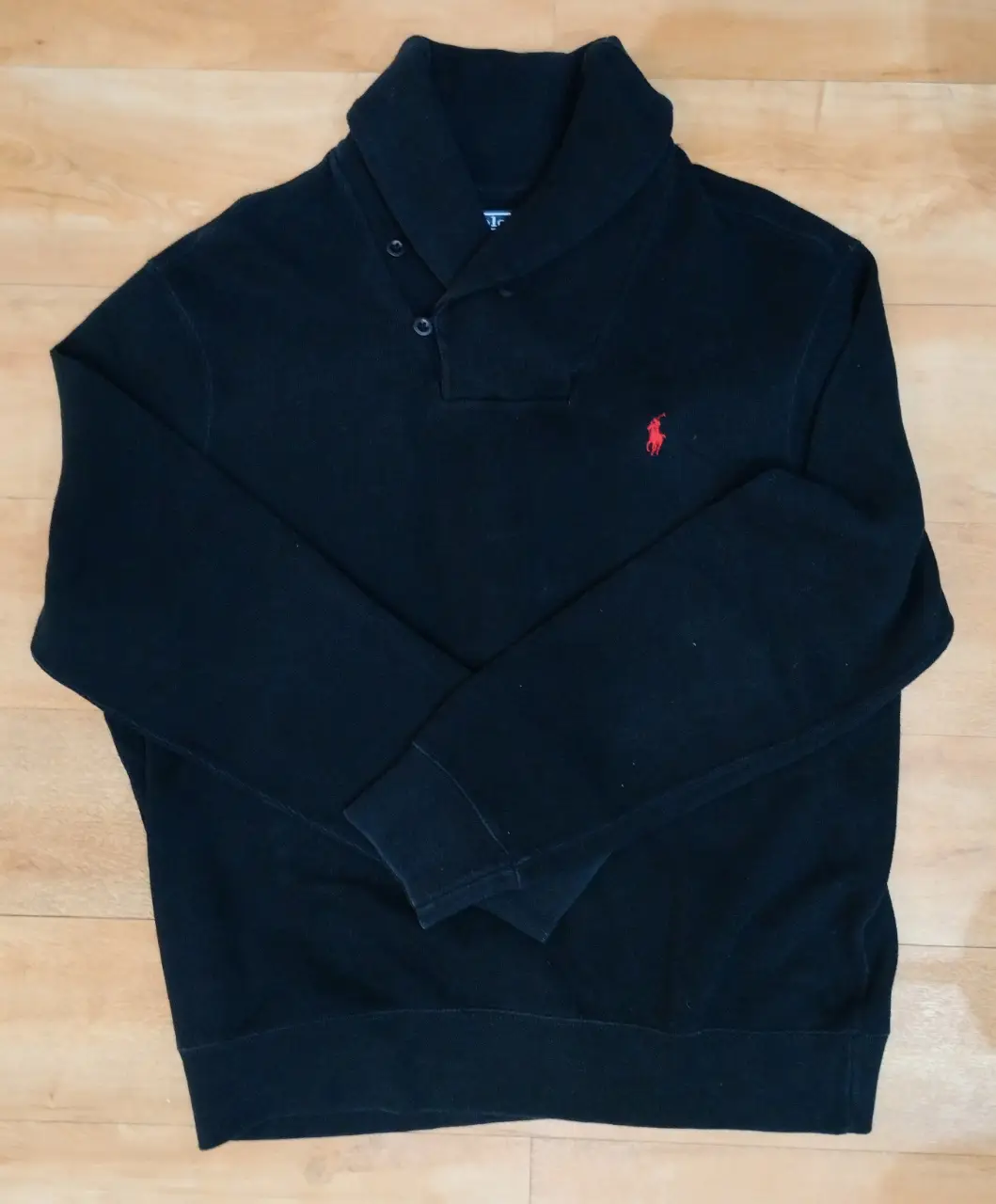 Vintage sweater circa 1990 de Polo Ralph Lauren, Gris oscuro casi negro de hombre con cuello solapa y botones.
